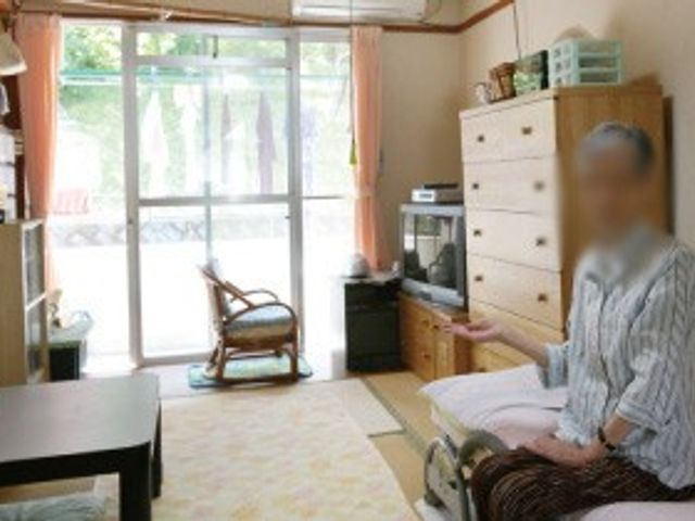 光が差し込む居室 居室 明るい大きな窓のある居室には、豊かな自然光が溢れています。リラックスできる環境が整っています。
