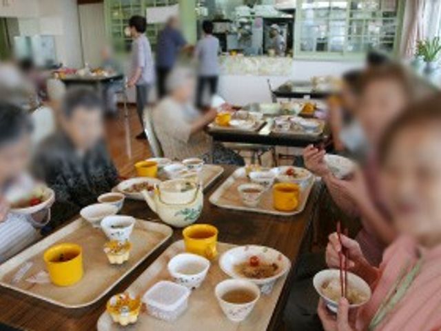 活気ある食事風景 食堂 個々のペースで食事を楽しめる明るい空間です。温かい雰囲気の中でリラックスできます。
