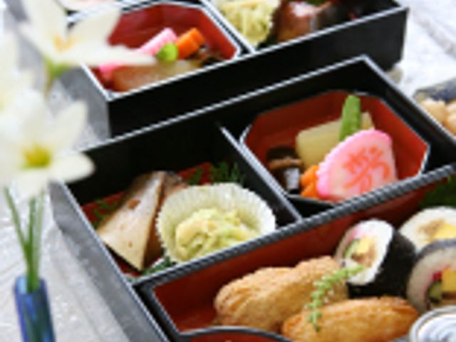 彩り豊かな食事の提供 食堂 栄養バランスを考えた美味しそうな料理が並んでおり、皆様の健康をサポートいたします。