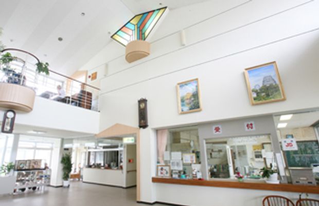 明るいエントランスの様子