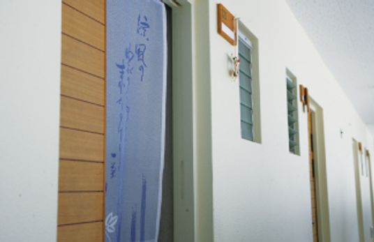廊下の和風な掲示物