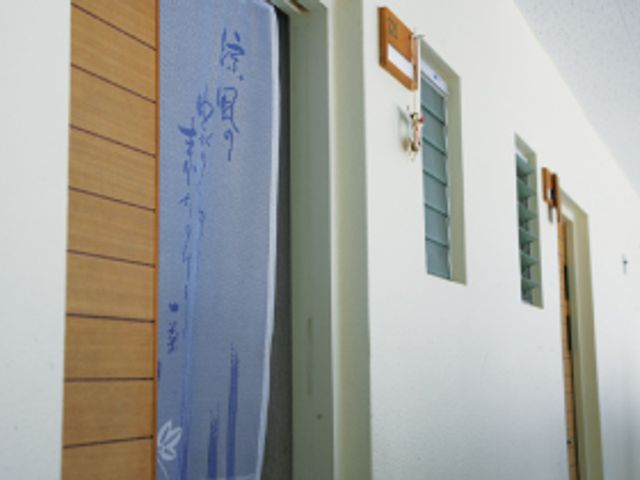 廊下の和風な掲示物 廊下 ゆったりとした廊下には和風の掲示物が飾られ、訪れる方に安らぎを提供しています。