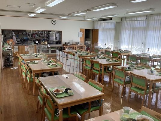 明るい食堂の様子  