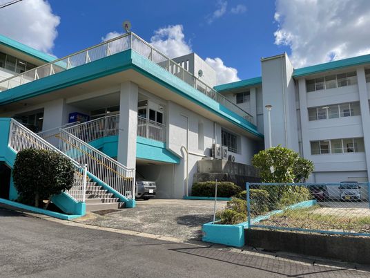青い屋根の建物の外観