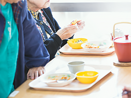 食事の時間のダイニング
