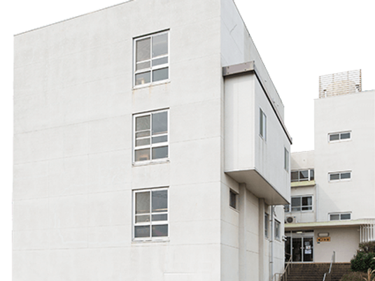 白い外観の建物  