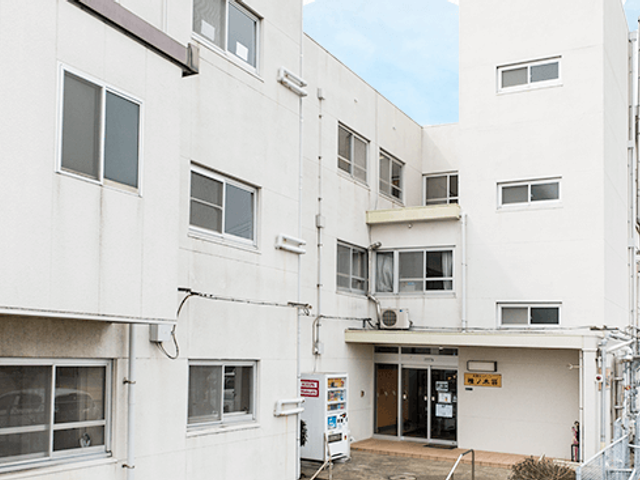 清潔感のある建物のエントランス エントランス 開放的な入口には、手すりが設置してあり、安全に配慮された設計です。明るく迎える趣のある場所で、皆様の来訪をお待ちしております。