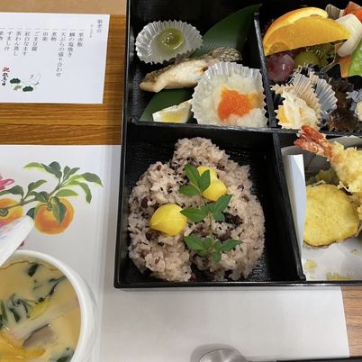 和食が並ぶ食堂