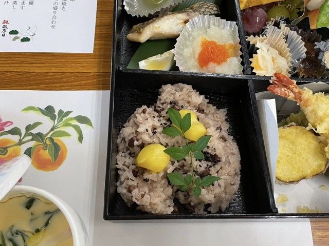 和食が並ぶ食堂 食堂 お味噌汁と和食のごはんが並び、栄養バランスを大切にした食事提供が行われています。安心して生活できる環境です。