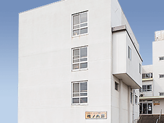 白い建物の外観 外観   白を基調とした建物で、すっきりとした印象です。窓が整然と並び、落ち着いた雰囲気が伝わります。