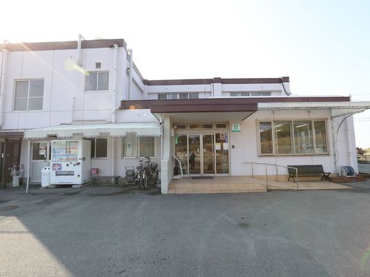 明るいエントランスの風景