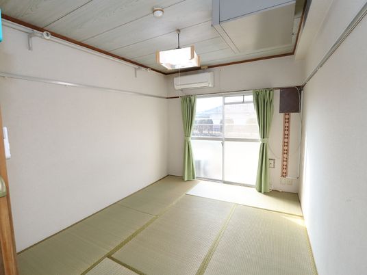 明るい採光の和室