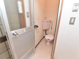 トイレのドアと設備