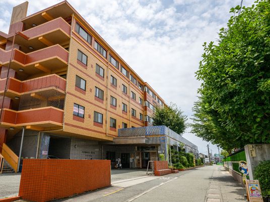 暖色系の建物外観