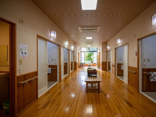 明るい木目調の廊下