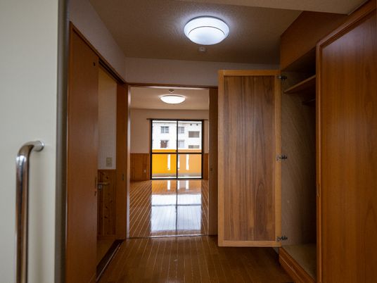 木目調の落ち着いた廊下