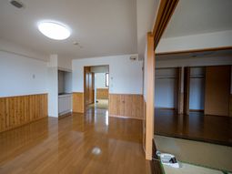 明るい和洋室の内観