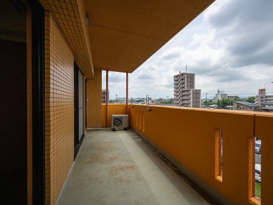 広々とした明るいバルコニー