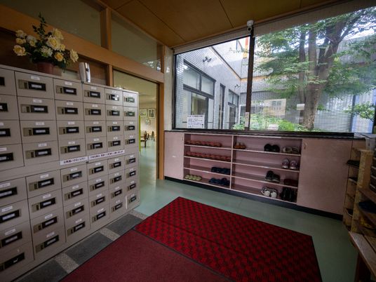 エントランスの靴棚と郵便受け