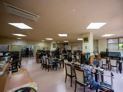 広々とした共有ダイニング