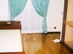 木目調の床の居室