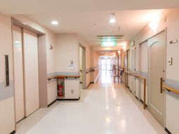 明るい廊下の様子