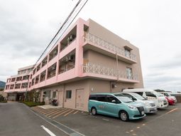 ピンク色の建物外観