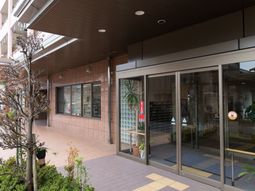 エントランスの日差し入る様子