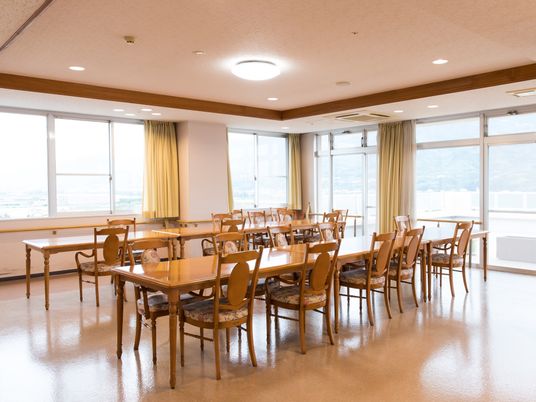 明るい食堂の風景