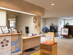 受付と掲示物のある空間