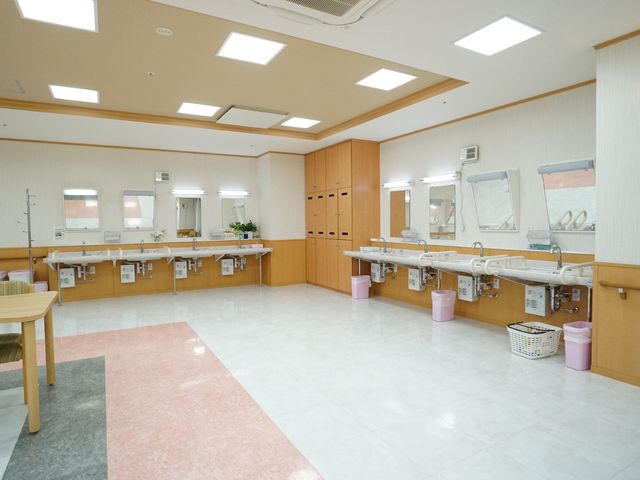 洗面台のある清潔な空間 洗面台 広々とした洗面台が備えられ、清潔感溢れる快適な環境です。スタッフとして、日々の清掃やお手伝いがしやすく、利用者の方々の快適な生活を支えられます。