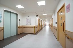 清潔感ある病院の廊下