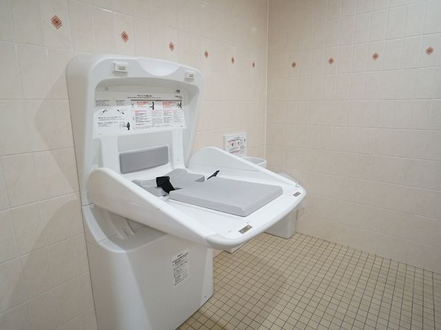 バリアフリー設計の浴室 トイレ ゆとりを持った設計の介護用浴室です。安全に配慮した手すりや座面が設置され、快適にご利用いただけます。