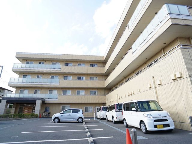 明るい外観の建物 外観 こちらは開放感のある建物で、ご来訪の方々を明るく迎え入れます。駐車スペースも広く、来訪が容易な環境が整っております。