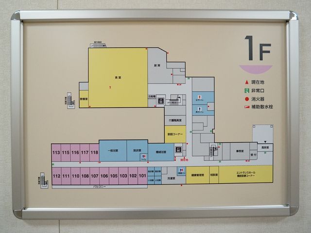 施設の配置図表示掲示物 案内図 清潔感のある壁に掲示された配置図は、施設内を理解しやすく案内しています。これから就業を検討される際に、役立つ情報が満載です。