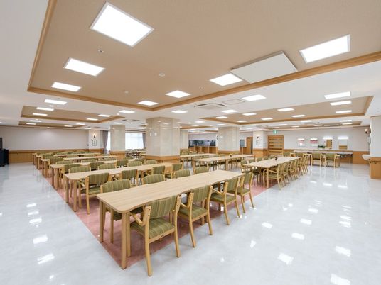 広々とした明るい食堂