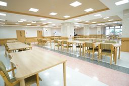 明るい広々食堂