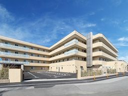 広々としたモダンな建物外観