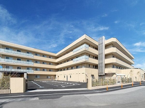 広々としたモダンな建物外観