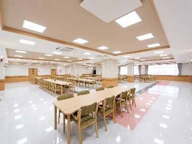 広い食堂の空間 食堂   広々とした食堂で、テーブルがゆったり配置されています。明るい照明と大きな窓で、働く場としても見通しのよい空間です。