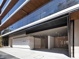 モダンな建物のエントランス