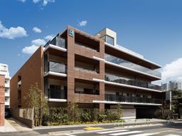 モダンな外観の建物