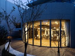 夜の明るいダイニングルーム