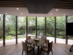 庭園を望むリラックス空間