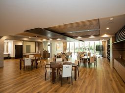 明るい食堂スペース