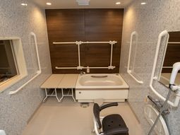 バリアフリーの設備が整った浴室