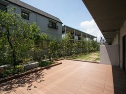 中庭の和やかな雰囲気