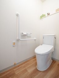 手すり付きのトイレ