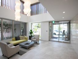 明るいエントランスホール