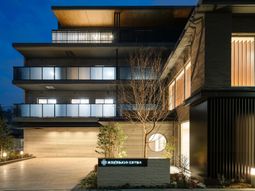 夜の照明が美しい施設外観